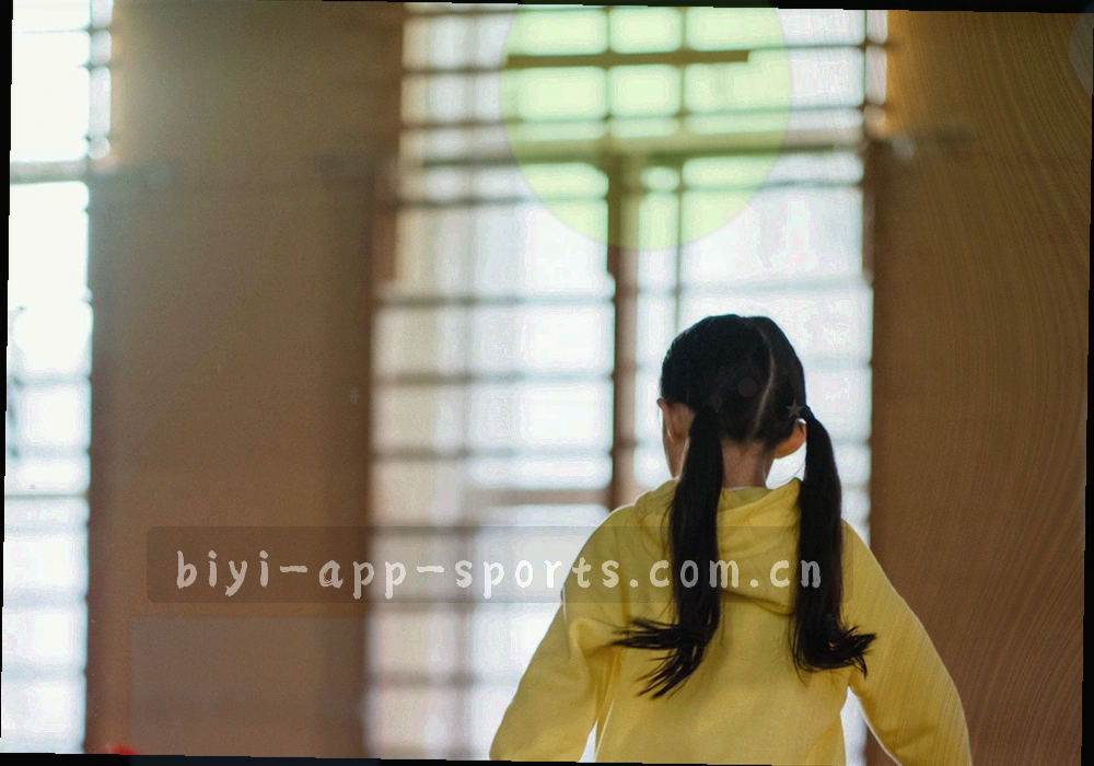 深墨绿面板上的赛季区间折线与柱状叠加图，刻度从 2019 延伸到 2026