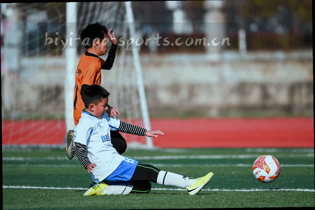 深色数据面板抽象纹理，细网格上划出荧光青轨迹